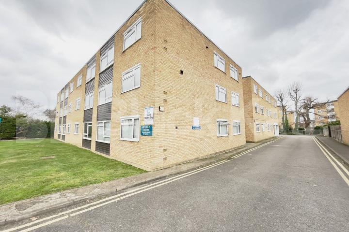 Beautiful apartment in SW12 with Off-Street Parking Weir Road , Clapham South/Balham